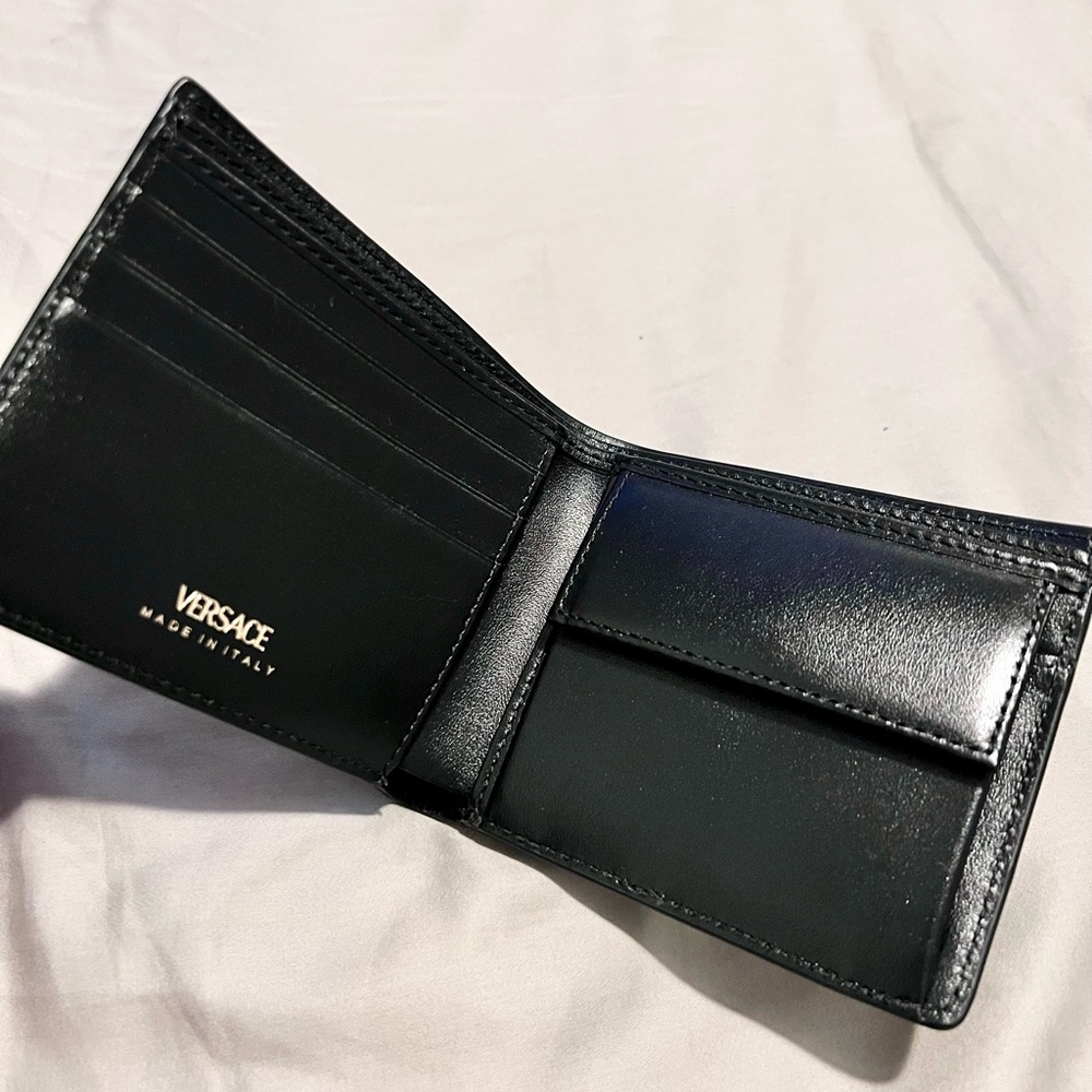 VERSACE WALLET NEW!!2022 W/TAGS
Gold Chain La Medusa MENS Bi-fold coin flap - Picture 4 of 8